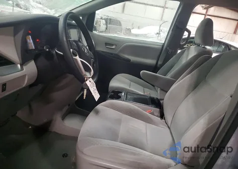 2015 Toyota Sienna Le z USA, uszkodzony, nr VIN 5TDKK3DC0FS632043